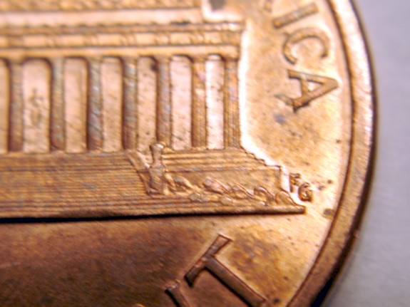 1998-Wide-AM-Lincoln-Memorial-Cent-And-Its-Gouged-On-The-Obverse!